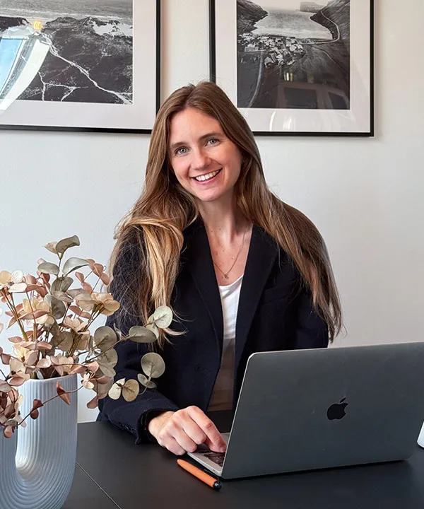 Et lille profilbillede af Cristina Folch foran en macbook - Marketing Specialist